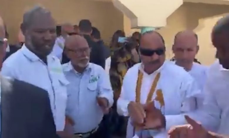 Photo of L’ex-président au centre d’état civil du Ksar: Renouvèlement de carte d’identité et bain de foule