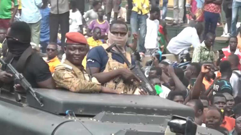 Photo of Burkina : le capitaine Traoré officiellement nommé président