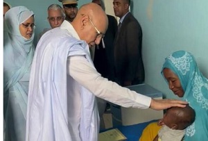 Photo of Le Président de la République visite des dizaines de malades à l’hôpital national et à l’hôpital mère et enfant et les assure de son soutien