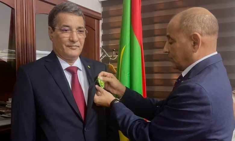 Photo of وزير المياه والصرف الصحي يوشح موظفين من القطاع.