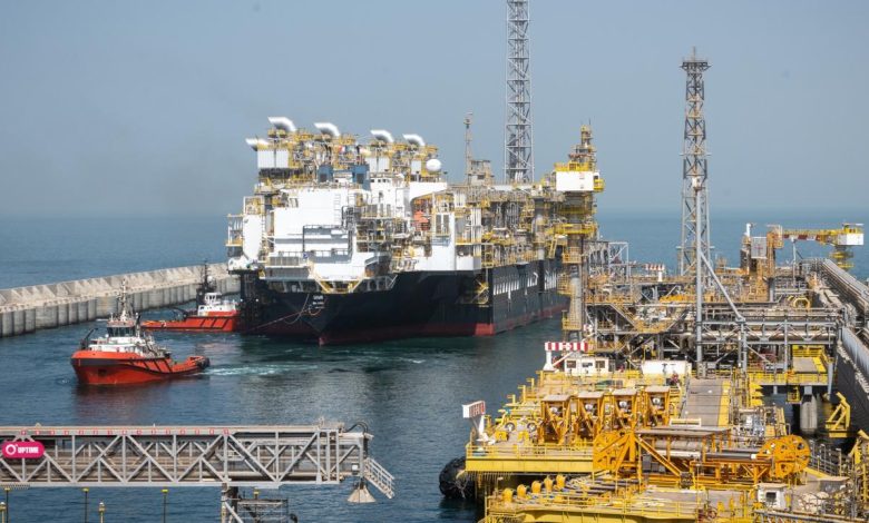 Photo of المنصة العائمة لتسيل الغاز ترسو بمشروع “تورتو احميم”