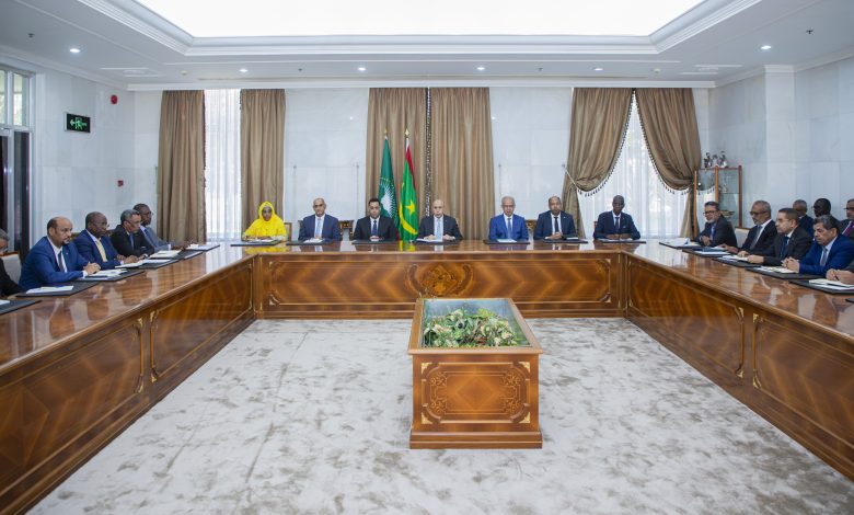 Photo of في لقاء مع الامناء العامين رئيس الجمهورية يأكد على ضرورة تفعيل العمل الحكومي وتحسين أدائه