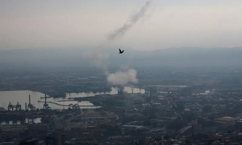 Photo of حزب الله يقصف خليج حيفا بالصواريخ وغارات إسرائيلية مستمرة على جنوب لبنان