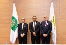 Photo of وزير الاقتصاد والمالية ومحافظ البنك المركزي يتباحثان مع الرئيس التنفيذي لمؤسسة تامين الاستثمارات الرئيس التنفيذي بالإنابة للمؤسسة الإسلامية لتنمية القطاع الخاص