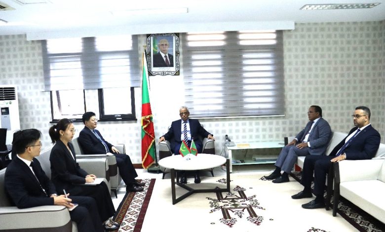 Photo of وزير الشؤون الاقتصادية يبحث مع السفير الصيني تعزيز التعاون النائي