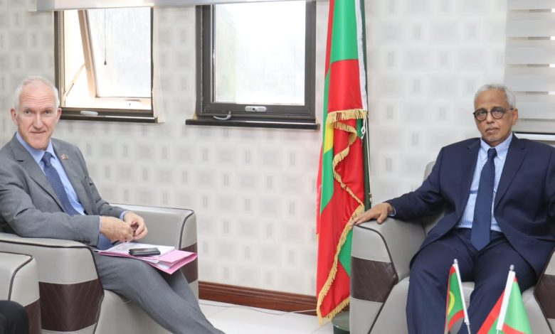 Photo of وزير الشؤون الاقتصادية يبحث سبل تعزيز التعاون مع سفير المملكة المتحدة
