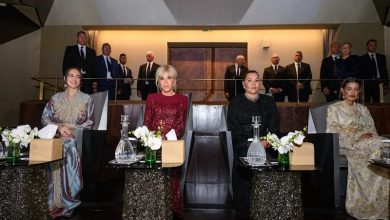 Photo of Rabat : les Princesses Lalla Khadija, Lalla Meryem et Lalla Hasnaa, accompagnées de Mme Brigitte Macron, assistent au spectacle d’ouverture du Théâtre Royal