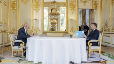 Photo of Le Président de la République s’entretient en tête-à-tête avec le Président français à l’Élysée
