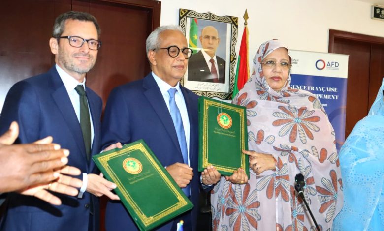 وزير الاقتصاد يوقع مع السفير الفرنسي ثلاث اتفاقيات لدعم جهود التنمية
