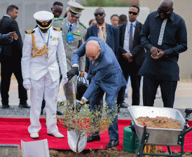 Le Président de la République participe à une opération de plantation d’arbres en marge du Sommet de la CEDEAO