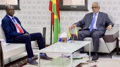 Photo of Le ministre des Affaires économiques reçoit le responsable du portefeuille de la Mauritanie au FIDA